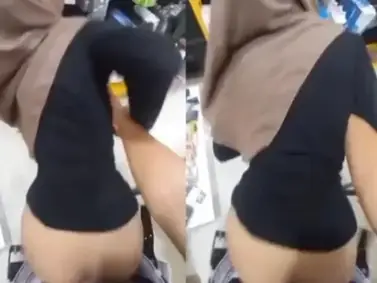 Ngewe Pegawai Konter Hijab Memek Basah Di Belakang Toko Lumer